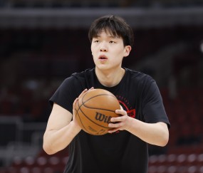 媒体人：杨瀚森下赛季需要争取到一个稳定轮换 未来才能留在这里