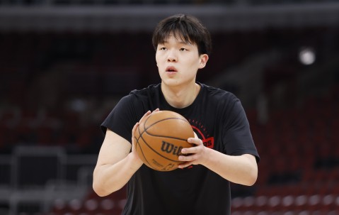 媒体人：杨瀚森下赛季需要争取到一个稳定轮换 未来才能留在这里